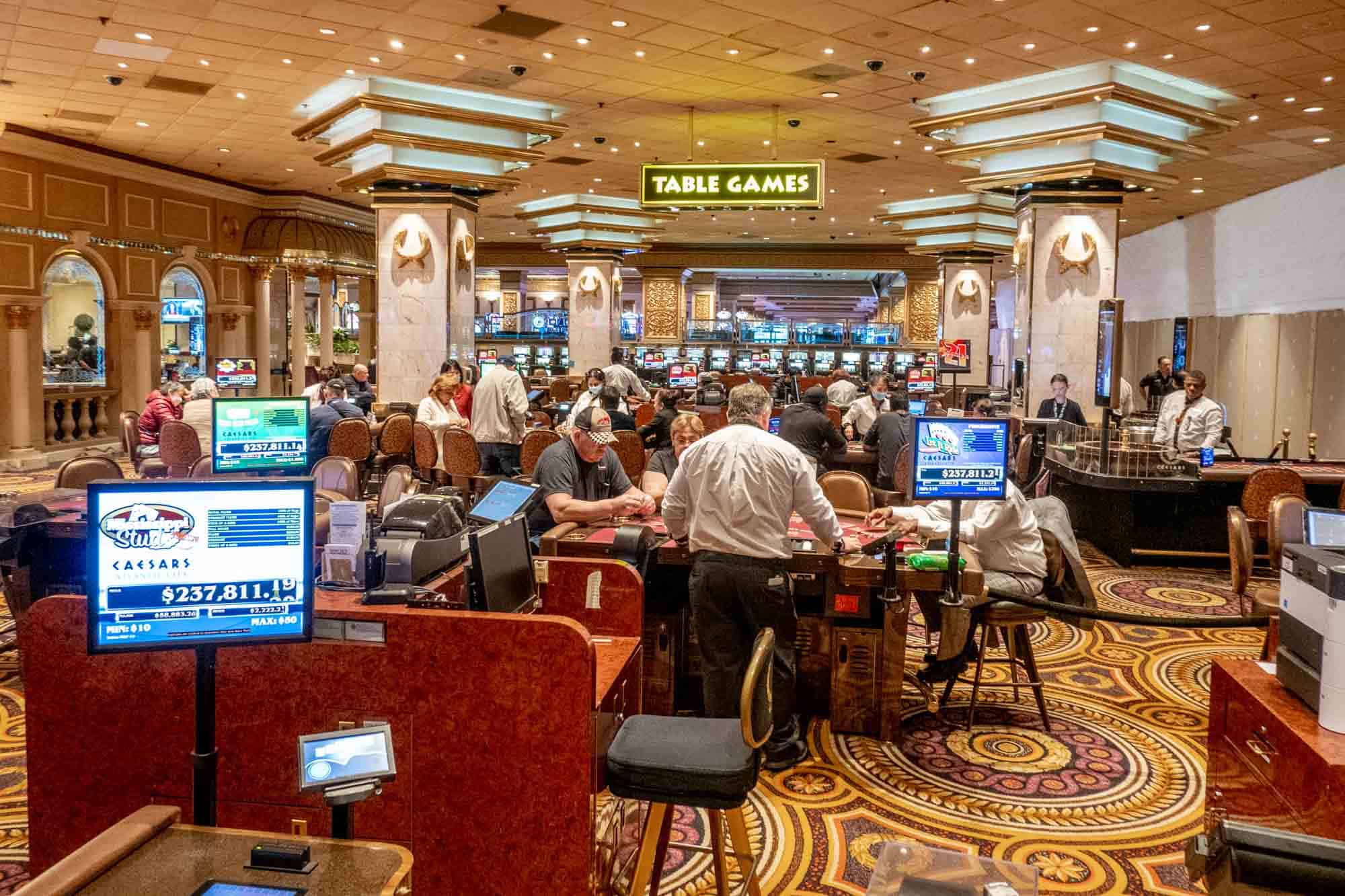 Poker Elleri Nasıl Güçlendirilir: Kazanma Stratejileri